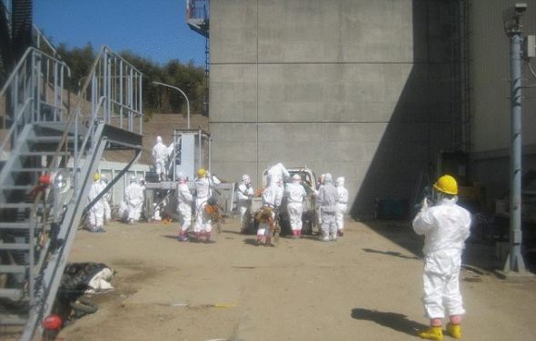 危险：近日在福岛第一核电站坚守的工人中有3人因为暴露于高剂量辐射中而被紧急送往医院