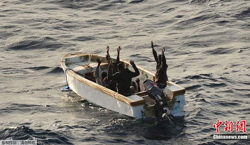西班牙海军印度洋上击退海盗袭击