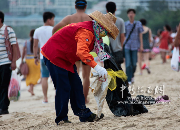 三亚志愿者在沙滩上清理垃圾。尹海明摄