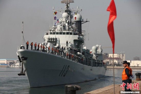 “青岛”号导弹驱逐舰起航。中新社发 徐崇德 摄