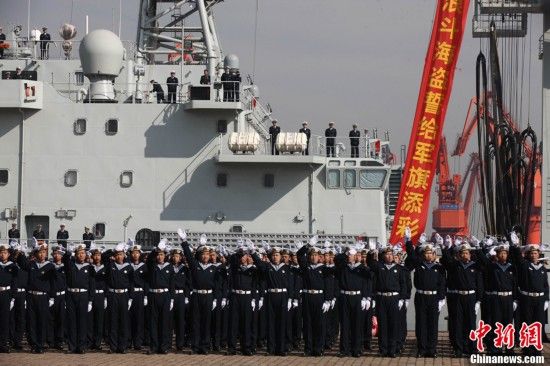 码头上列队的海军官兵向起航舰艇挥手道别。中新社发 徐崇德 摄