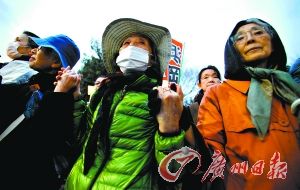 日本政府核能利用深受民意反核影响。3月11日，日本反核示威者聚集在东电公司总部外，上面写着：“还我福岛。”