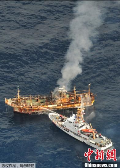4月5日，美国海岸防卫队将去年日本海啸后漂流到阿拉斯加的一艘日本渔船击沉，结束它在太平洋上长达一年多的孤独旅程。