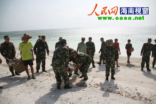 官兵把海边各种垃圾收集分类