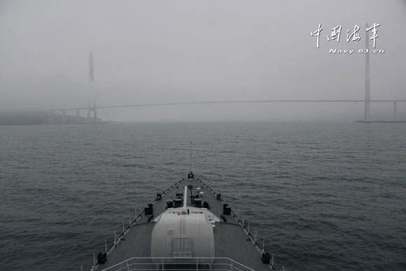 资料图：中国海军舰队浩荡开进海参崴港。