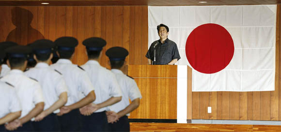 资料图：当地时间2013年7月17日，日本首相安倍晋三登上冲绳县宫古岛，对航空自卫队士兵发表讲话。