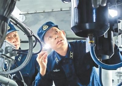 在扫雷舰主机舱检查装备情况。