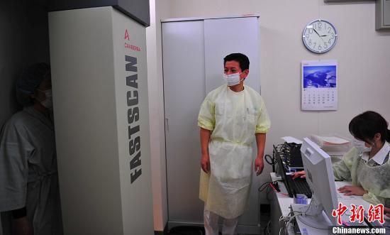   图为福岛郡山市红十字医院，一名福岛人正在接受内部辐射的检测。中新社发 孙冉 摄