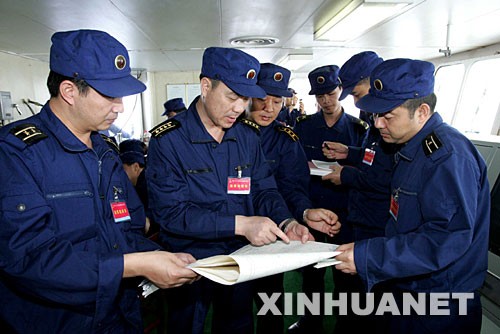  海上指挥所人员在及时进行情况处置（11月17日摄）。 11月中旬，海军南海舰队出动数十艘（架）舰艇、飞机在大洋深处展开以实兵实装实弹检验性演练为主要内容的实战化训练。在复杂电磁环境和恶劣气象条件下，练技术、练战法、练协同、练作风，从难、从严、从实战出发摔打磨炼，使部队训练质量和整体作战能力得到有效提升。
