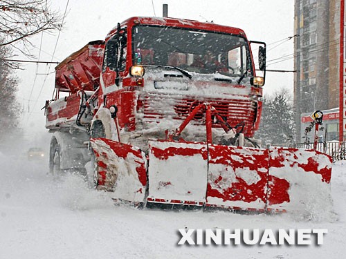 1月3日，暴风雪致使保加利亚东北部多布里奇地区几乎所有的道路无法通行，清雪车在全力清除积雪。