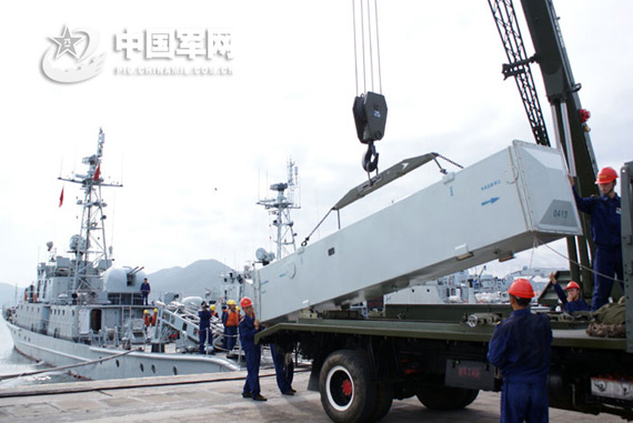 图文：海军准备为战舰吊装C-803导弹
