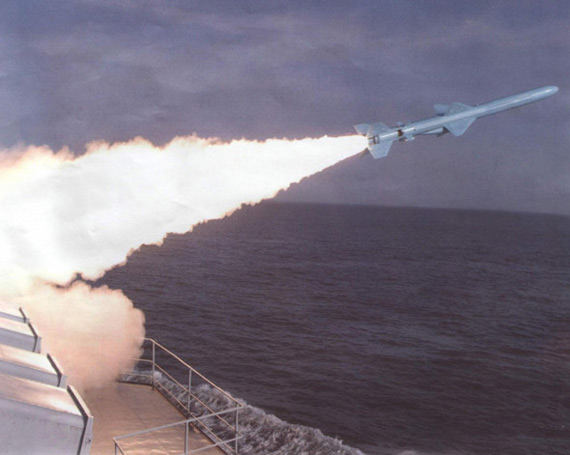 图文：中国海军战舰发射C-802反舰导弹