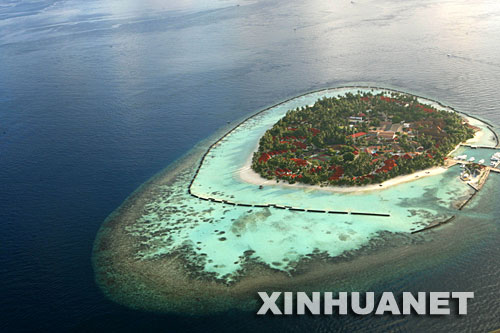  这是2008年4月10日在马尔代夫拍摄的一个防波堤环绕的旅游岛。马尔代夫由26组自然环礁、1192个珊瑚岛组成，分布在9万平方公里的海域内，是世界著名的度假天堂。 新华社记者陈占杰摄 