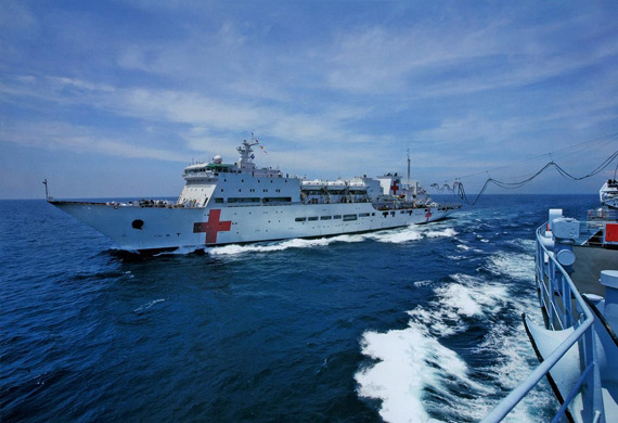 图文：中国海军医疗舰海上补给演练