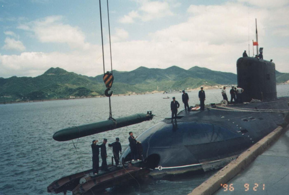 图文：中国海军基洛潜艇装填鱼雷