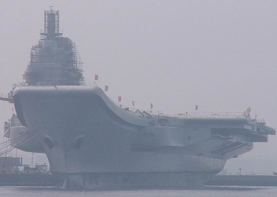 图文：中国改造中的瓦良格号航母