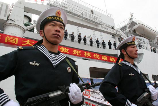 组图:首艘国产岱山岛号大型医院船命名授旗
