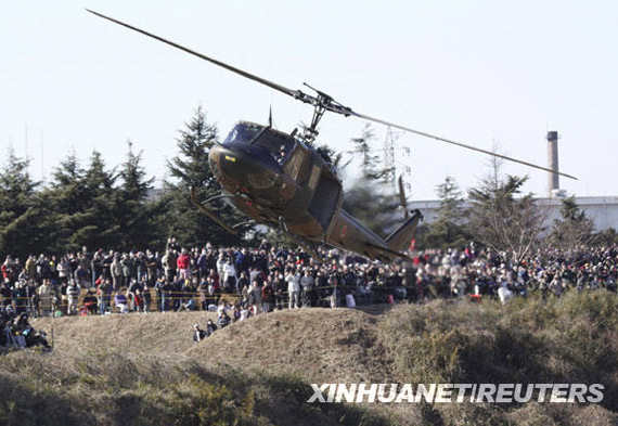 组图:日本陆上自卫队UH-1H直升机参加演习