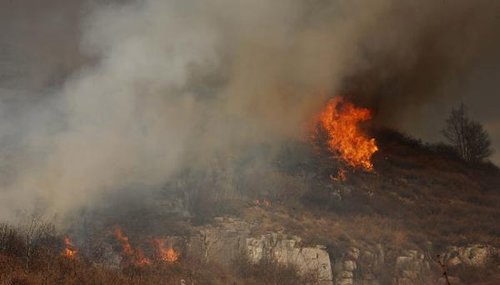 组图：山西盂县北下庄乡发生山林大火