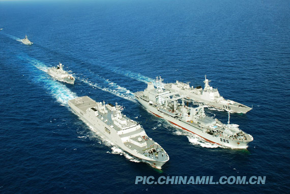 5月下旬，南海舰队某驱逐舰支队派出新型护卫舰，与兄弟单位多艘驱护舰、登陆舰、补给舰组成特混编队，在南海海域进行了为期17天的远航机动作战训练。