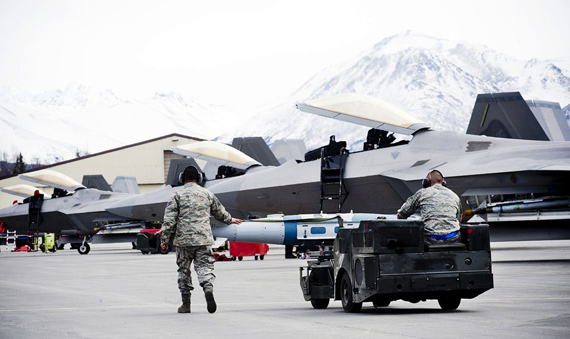 资料图:驻阿拉斯加F-22A战机准备执行JDAM炸弹空投任务