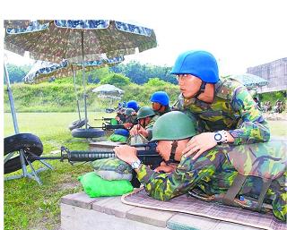 台军联勤司令部驻守花莲的二支部卫生连，为提高射击成绩，连长竟要求负责看靶的排长在靶纸上用笔“戳洞”造假。图为台军联勤后备司令部的射击训练。（图片来源：台湾《苹果日报》）