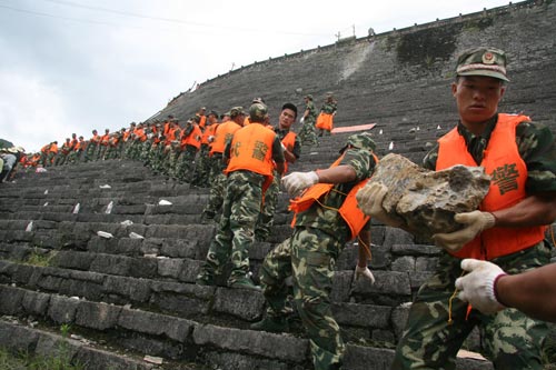 7月2日，武警官兵在广西卡马水库大坝现场搬运石头抢险。新华社发(吴耀荣 摄)