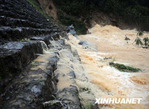 卡马水库大坝坝基正在渗水（7月3日摄）。 新华社记者 张爱林 摄