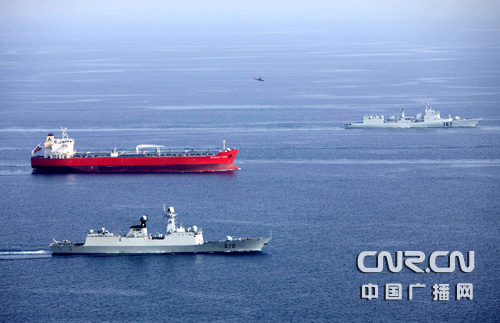 我国海军“深圳”舰和“黄山”舰在亚丁湾海域护航。李唐摄