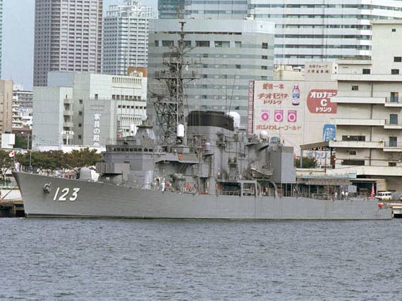 日本海上自卫队装备的初雪级驱逐舰DD123白雪号
