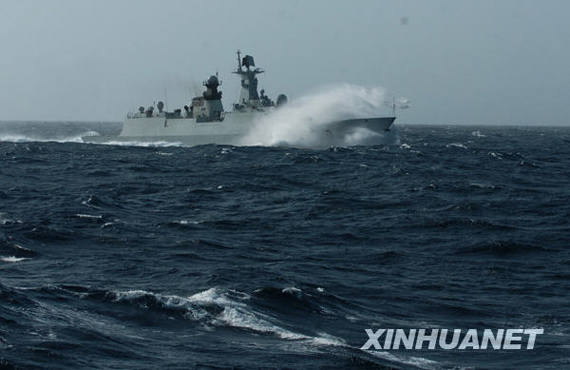 7月28日,“徐州”号导弹护卫舰在阿拉伯海的大浪中劈波斩浪,奋勇前行。新华社记者郭刚摄