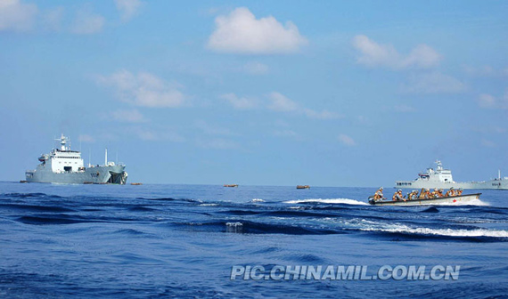7月28日,中国南海舰队登陆舰施放冲锋舟和两栖坦克演练登岛作战。李彦林摄影