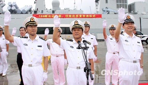 南海舰队政治委员黄嘉祥(中)前往为出访官兵送行。中新社发李章龙摄