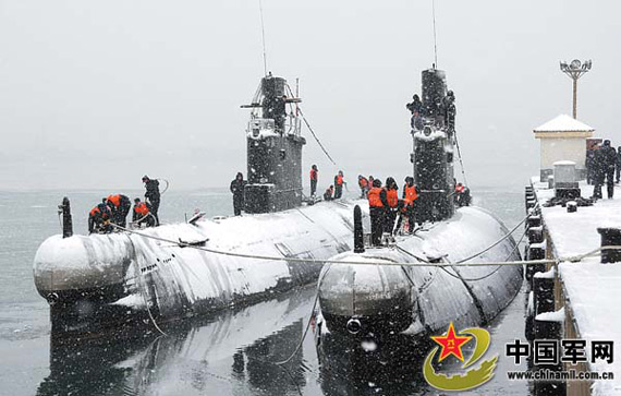 资料图：解放军潜艇兵风雪中启航巡逻