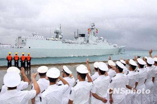 8月7日上午，中国海军“广州”号导弹驱逐舰离开三亚某军港，开始对文莱和印度尼西亚共和国进行友好访问。