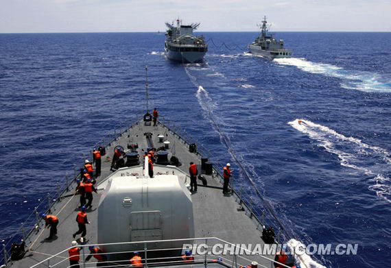 资料图：我国海军驱逐舰与兄弟舰艇在复杂条件下进行海上综合补给。