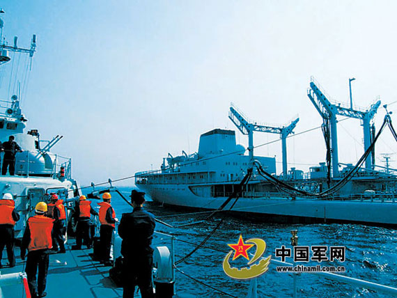 该驱逐舰支队正实施海上补给。孙国强摄