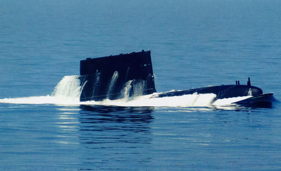 美方在中国专属经济区海域及其上空频繁地海空侦察测量活动，是造成中美海空军事安全问题的根源。资料图：中国海军宋级改型潜艇上浮