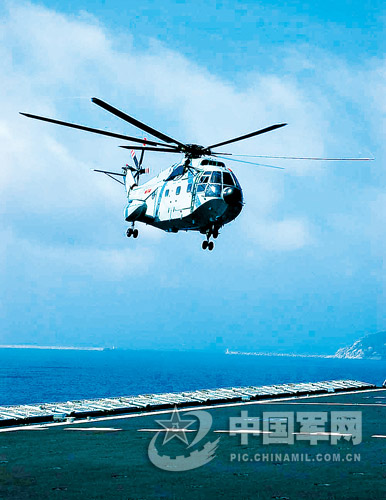 8月26日，海军南海舰队某登陆舰支队与某直升机团开展海上搜救协同训练
