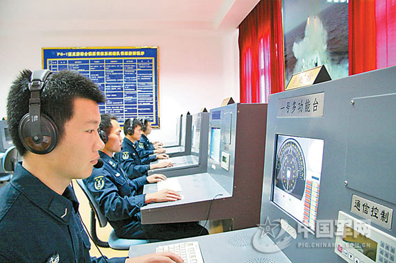 东海舰队某驱逐舰支队舰炮模拟训练中心正在进行作战演练