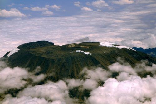 组图:非洲第一高峰山顶积雪融化严重