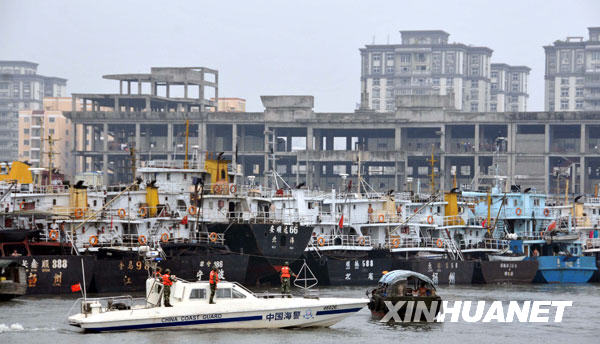 9月10日，海南省公安边防海警一支队的官兵在海口港维护船只进港秩序。