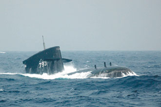 编号七九三的台湾海军“海龙”军舰，在高雄左营外海举行海军舰队战斗巡弋操演，海龙潜舰及速冲出海面情形。