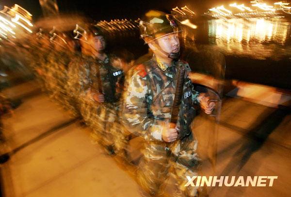 黄骅边防检查站特勤中队的干警接警后迅速出警（9月21日摄）。 
