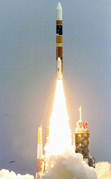 资料图：日本H2A火箭搭载卫星发射升空