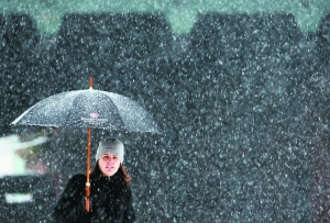 2009年2月2日，英国遭受1991年以来的最大降雪，伦敦一名民众冒雪前行