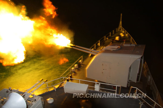 海军“沧州”舰在复杂电磁环境中进行夜间主炮精确打击瞬间