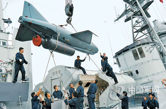 10月12日，北海舰队某驱逐舰支队“西宁”舰正在快速装填导弹。图中导弹为海鹰-2型反舰导弹