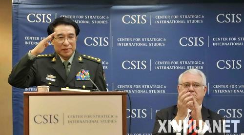 10月26日,正在美国进行正式访问的中国中央军委副主席徐才厚(左)在位于华盛顿的美国战略与国际问题研究中心发表演讲,并回答记者提问。新华社记者张岩摄