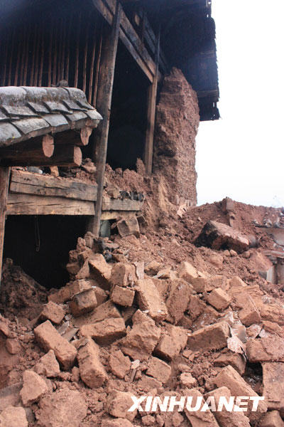 宾川县平川镇马花村在地震中倒塌的房屋（11月2日摄）。